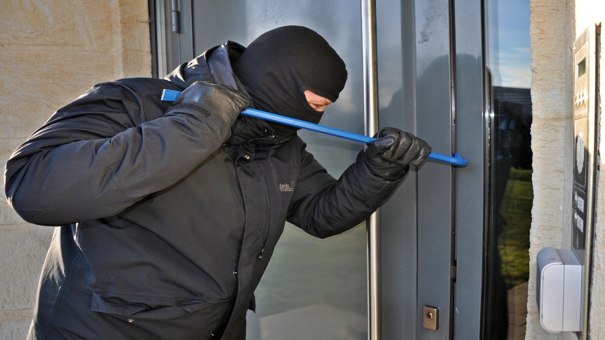 Skuteczne sposoby na ochronę domu przez złodziejem